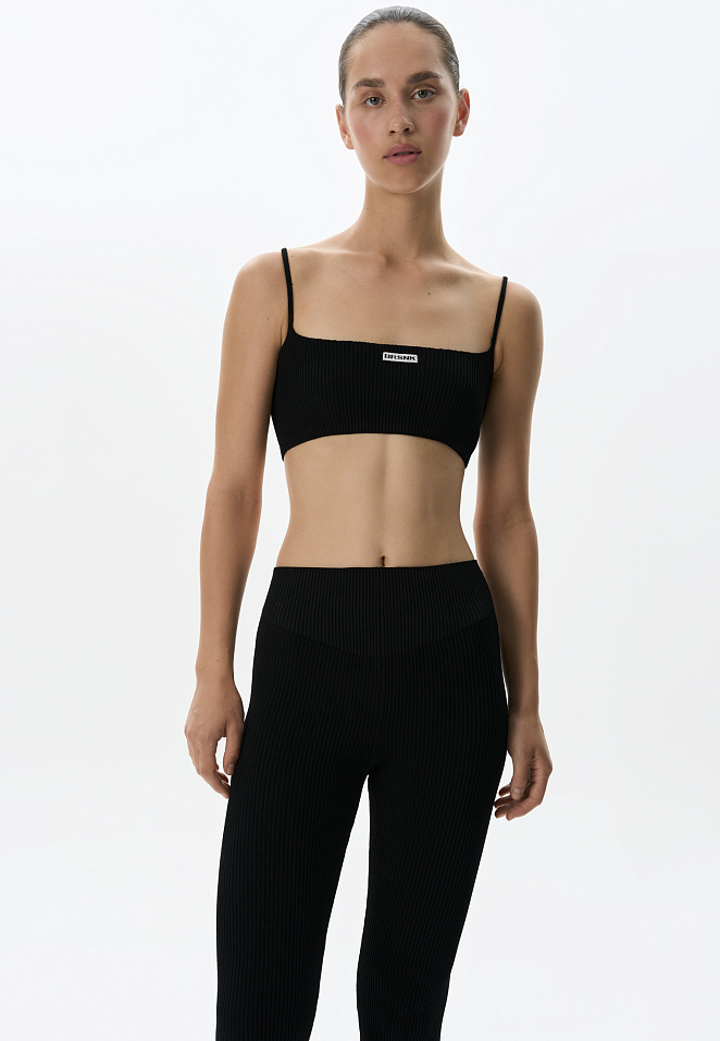 Короткий спортивный топ на бретельках 