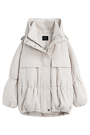 бежевый Длинная куртка на синтепоне из текстурной ткани. Модель свободного силуэта со спущенной линией плеча, накладными и боковыми карманами, воротником-стойкой и капюшоном. Изделие на подкладке. Застежка на молнию под планкой с кнопками.