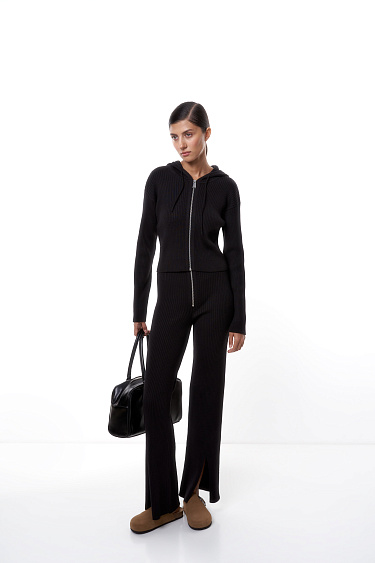 Трикотажный бомбер с капюшоном 