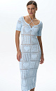 Трикотажное ажурное платье длины миди, выполненное в стиле печворк. Модель приталенного силуэта, с коротким рукавом и кулиской, фиксируемой на шее.