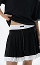 Трикотажная юбка плиссе длины мини из вискозы. Модель с широким эластичным поясом в рубчик. Пояс и нижняя часть юбки выполнены из пряжи контрастного цвета.