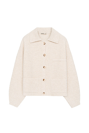 бежевый Трикотажный бомбер из смесовой шерсти. Модель свободного силуэта с накладными карманами и спущенной линией плеча. Застежка на пуговицы.