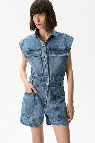 Джинсовый комбинезон с большими карманами