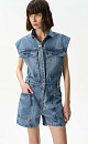 Джинсовый комбинезон из 100% хлопка. Модель с рубашечным верхом и шортами. Изделие с классическим отложным воротником, короткими рукавами-крылышками и застежкой на металлические пуговицы, шлевками на поясе для ремня и большими накладными карманами.