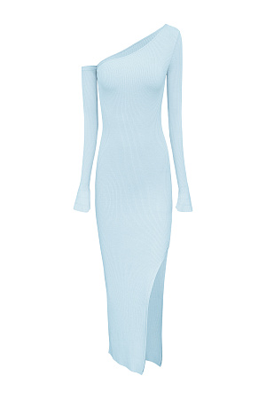голубой Трикотажное платье длины миди из вискозы в рубчик. Модель с асимметричным вырезом горловины, откытым плечом, длинными рукавами и разрезом сбоку.