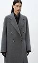 Двубортное шерстяное пальто свободного силуэта с английским воротником, боковыми карманами и застежкой на пуговицы. При изготовлении изделия была использована технология Double Face - обе стороны ткани можно использовать в качестве лицевой, швы внутри пальто выполняются вручную, чтобы избежать видимых строчек на лицевой стороне и сохранить элегантный вид.