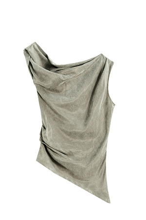 зеленый Топ из купры. Модель свободного асимметричного силуэта, с акцентом на плечо, короткими рукавами, драпировкой на талии и мягкими складками.