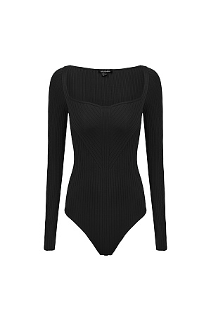 черный Трикотажное боди из вискозы. Модель с длинным рукавом и фигурным вырезом горловины. Изделие выполнено в широкий диагональный рубчик. 