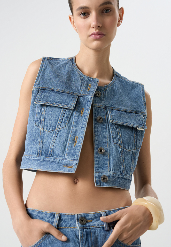 Короткий джинсовый жилет