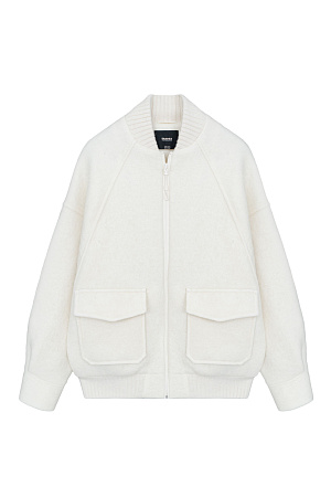 молочный Свободный бомбер из валяной шерсти. Горловина и низ на резинке, манжеты застегиваются на пуговицы. Два передних кармана на клапанах. Застежка на молнию.