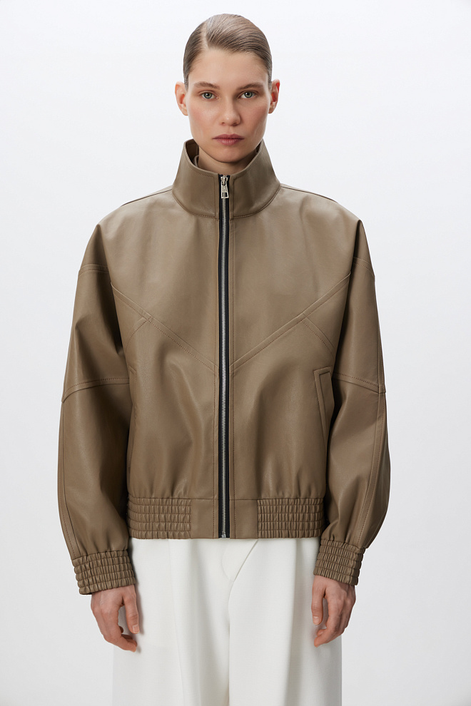 Бомбер из экокожи с боковыми карманами
