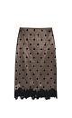 Атласная юбка в горох длины миди. Модель по фигуре с застежкой на&nbsp;&nbsp;потайную молнию. Подол изделия декорирован кружевом.