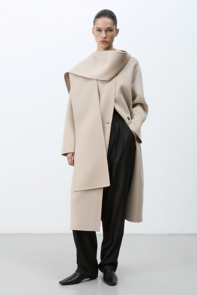 Шерстяное пальто с шарфом 