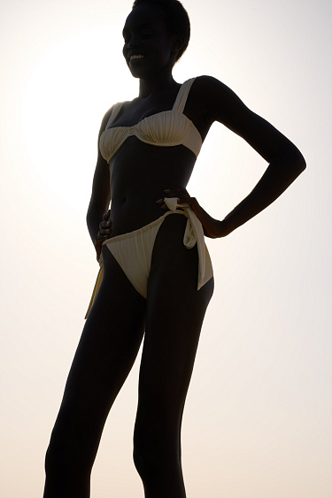 Плавки с широкими лентами 