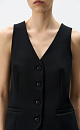 Классический жилет из поливискозы. Модель приталенного силуэта с имитацией карманов и v-образным вырезом. Застежка на пуговицы.