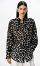 Рубашка из 100% хлопка с анималистичным принтом. Модель свободного силуэта, со спущенной линией плеча, длинными рукавами, классическим отложным воротником и закругленным нижним краем.