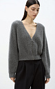 Укороченный кардиган на молнии с V-образным вырезом. Содержание в пряже 40% натурального пуха лисы делает изделие теплым, мягким и в тоже время очень легким.