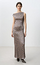 Платье длины макси из текстурной вискозы. Модель приталенного силуэта без рукавов с перекрутом на плечах. Застежка на молнию.