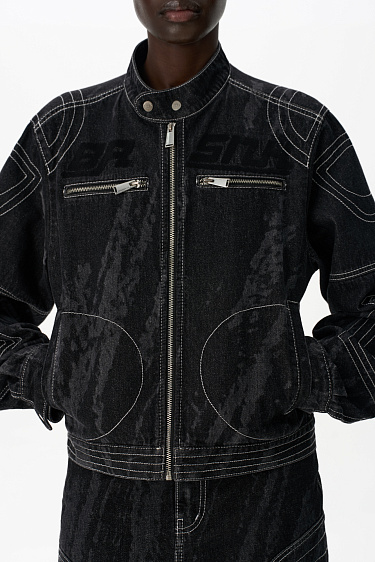 Джинсовая куртка с декоративными элементами