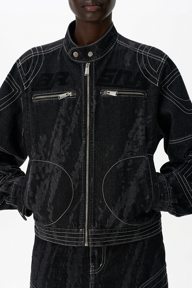 Джинсовая куртка с декоративными элементами