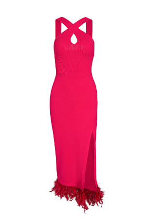 фуксия Трикотажное платье, декорированное перьями. Модель приталенного силуэта с открытой спиной, перекрученным лифом и разрезом сбоку.