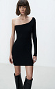 Трикотажное платье длины мини из вискозы. Модель приталенного силуэта с одним рукавом и открытым плечом.