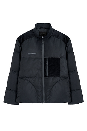 черный Пуховик свободного силуэта со спущенной линией плеча, карманом на молнии и декоративными элементами из вельвета. Застежка на молнию. На подкладке.