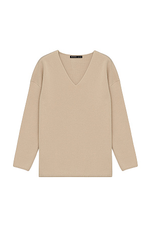 бежевый Удлиненный трикотажный джемпер из шерсти с добавлением кашемира. Модель свободного силуэта со спущенной линией плеча и глубоким V-образным вырезом. Дополнить образ можно комплектной юбкой.