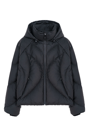 черный Куртка на пуху с регулируемой кулиской по краям. Модель свободного силуэта с воротником-стойкой, капюшоном и манжетами на резинке. Капюшон и низ изделия на кулиске. На подкладке. Застежка на молнию.