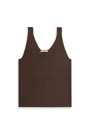 коричневый Трикотажный топ из 100% льна. Модель прямого кроя, на широких бретелях, с глубокой проймой и U-образным вырезом горловины. Края изделия выполнены в рубчик.