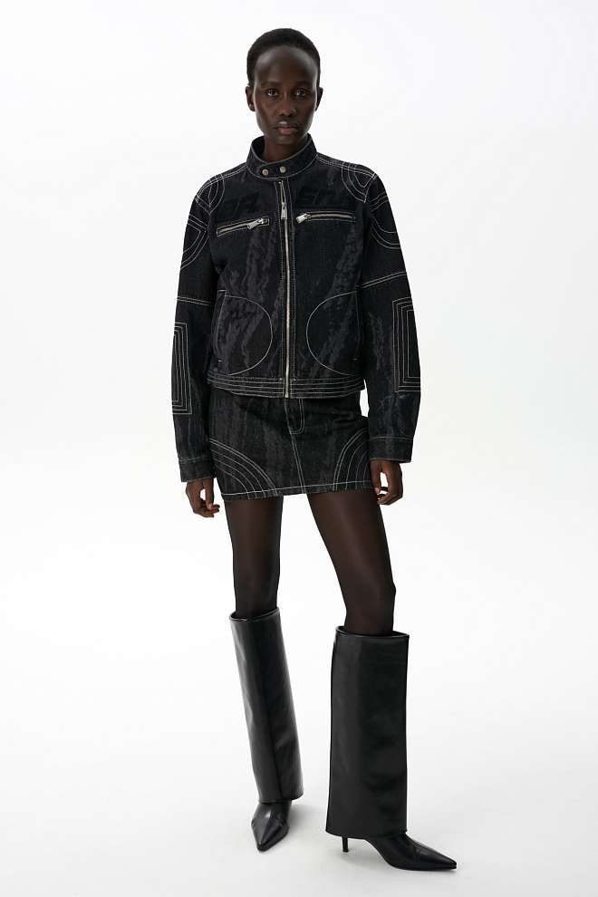 Джинсовая куртка с декоративными элементами