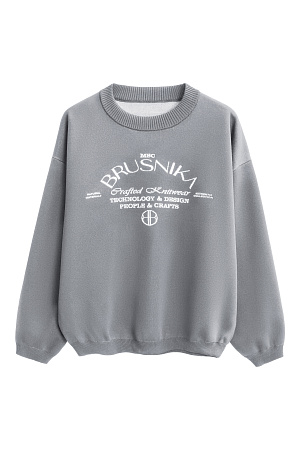 серый Трикотажный джемпер из вискозы. Модель свободного силуэта, с длинными рукавами, спущенной линией плеч и круглым вырезом горловины. Края выполнены в рубчик. Изделие декорировано брендированным жаккардом.