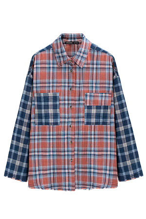 синий Рубашка в клетку из 100% хлопка. Модель прямого кроя, со спущенной линией плеч, длинными рукавами, классическим отложным воротником, двумя нагрудными карманами, один из них с клапаном. Манжеты и низ изделия выполнены с эффектом необработанного края. Застежка на пуговицы.