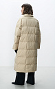 Длинный стеганый пуховик из текстурного нейлона. Модель с отложным воротником и боковыми карманами. Застежка на кнопки. Брендированный ярлык на груди. 
