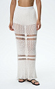 Трикотажная юбка длины макси. Модель приталенного силуэта, выполненная сложным ажурным переплетением с протяжками. 