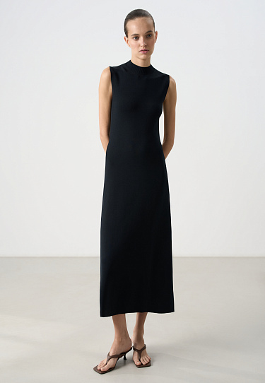 Трикотажное платье с воротником-стойкой