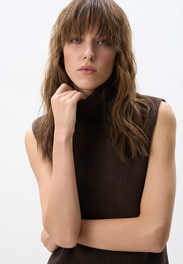 Трикотажный жилет с высоким воротником