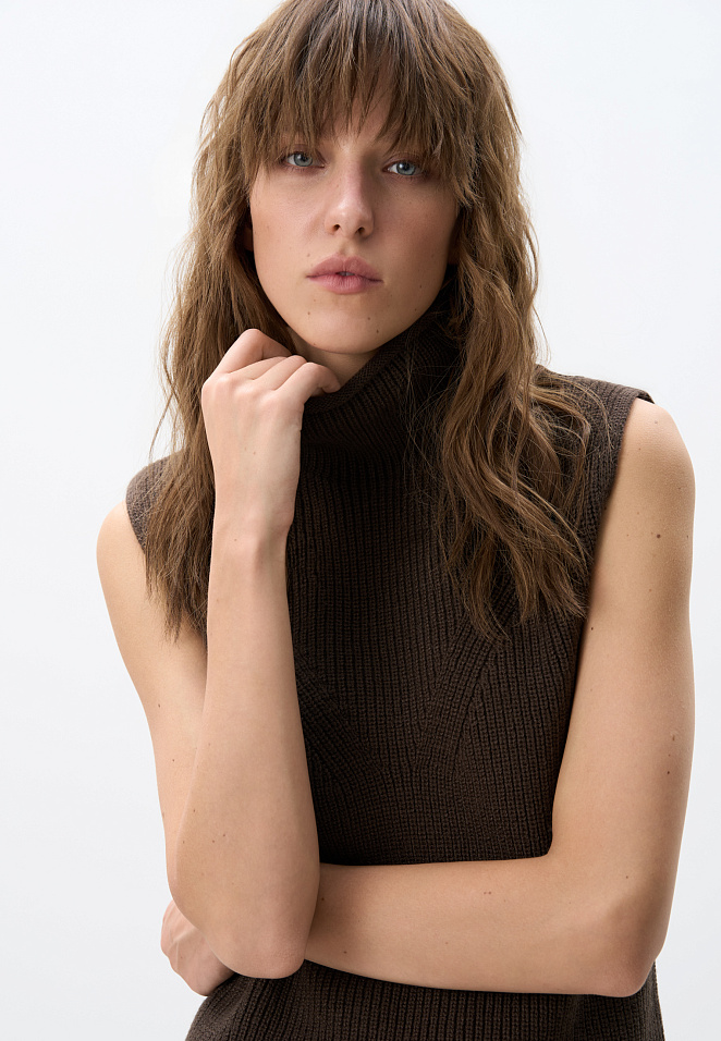 Трикотажный жилет с высоким воротником