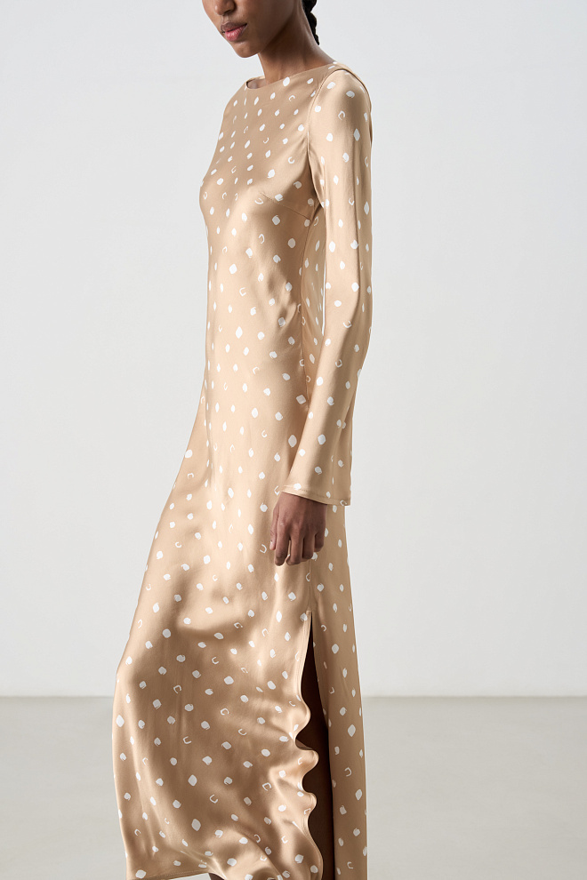 Атласное платье с длинными рукавами