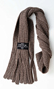 Трикотажный шарф в рубчик. Модель с бахромой и брендированным ярлыком. 