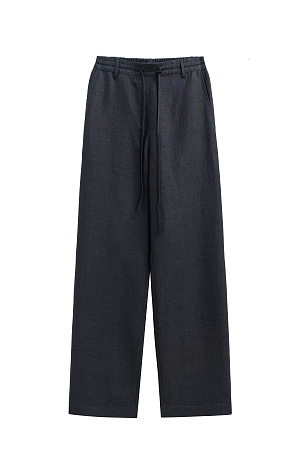 черный Брюки из 100% льна. Модель прямого кроя, со шлевками на поясе для ремня, боковыми карманами и регулирумоей кулиской. Изделие декорировано строчкой контрастного цвета.