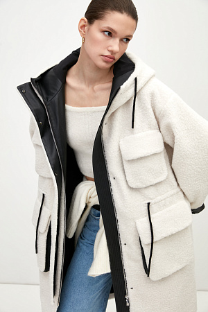 белый Длинная куртка из экомеха с контрастными деталями из экокожи. Модель прямого кроя с капюшоном и большими накладными карманами. Застежка на молнию и кнопки. Пояс на кулиске.