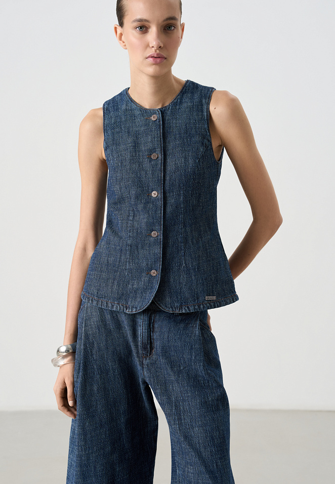 Приталенный джинсовый жилет