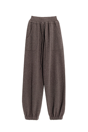 коричневый Трикотажные брюки-бананы из кашемира и шерсти. Модель свободного силуэта, с эластичным поясом в рубчик, дополненным кулиской, и двумя большими карманами. Манжеты выполнены на резинках.