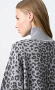 Трикотажный бомбер из вискозы с анималистичным принтом, имитирующим пятна леопарда. Модель свободного кроя, со спущенной линией плеч, воротником-стойкой и двумя боковыми карманами. Застежка на молнию. Края изделия выполнены в рубчик.