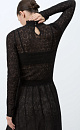 Трикотажное платье длины миди из полупрозрачного кружева с подъюбником из смесовой шерсти. Модель с длинными рукавами, невысоким воротником со сборкой и эластичным поясом. Застежка на пуговицу сзади. Платье выполнено из мягкой пряжи кид мохера и беби альпака, что позволит чувствовать себя в нем комфортно и тепло.