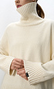 Объемный трикотажный джемпер из шерсти альпака. Модель свободного силуэта, со спущенной линией плеча и высоким воротом. Края изделия выполнены в широкий рубчик. Логотип бренда на манжете.