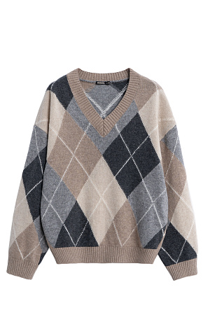 бежевый Трикотажный джемпер из кашемира с узором аргайл. Модель свободного силуэта, со спущенной линией плеча и V-вырезом горловины. Края изделия выполнены в рубчик. 