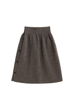коричневый Трикотажная юбка длины мини из шерсти мериноса. Модель с боковой планкой на кнопках, небольшим вырезом сбоку, накладными карманами сзади и широким эластичным поясом на резинке. Дополнить образ можно жилетом, жакетом или бомбером.