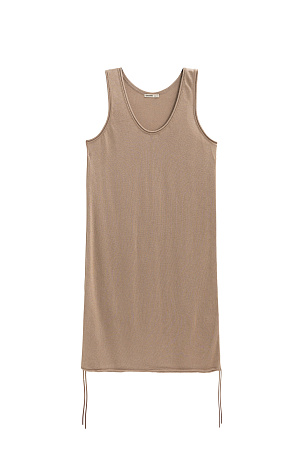 коричневый Трикотажное платье из вискозы. Модель свободного силуэта, без рукавов, на широких бретельках, с U-вырезом горловины и глубокой проймой. Кулиски по бокам изделия позволяют регулировать длину и создавать драпировку.